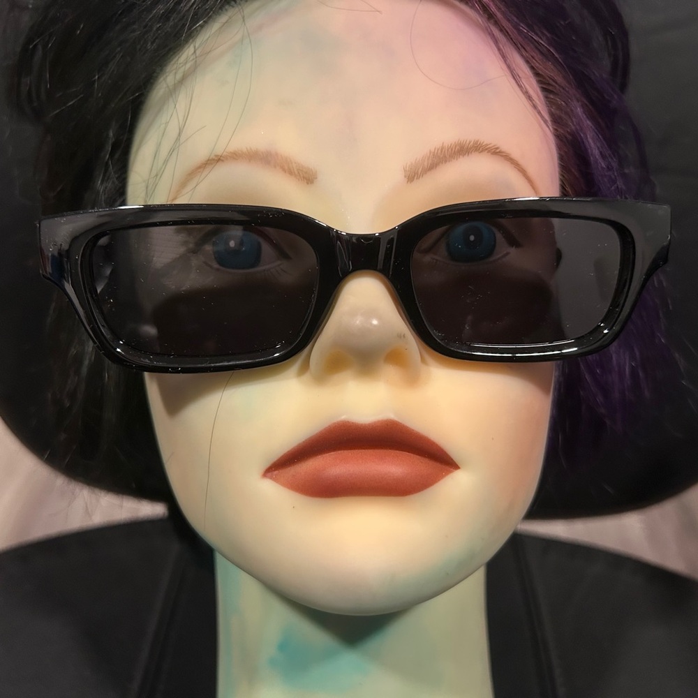 Chic Black Rectangular Sunglasses - image 5